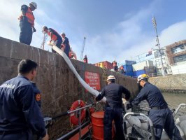 Autoridad Marítima trabaja en la contención de mancha en la bahía de Valparaíso