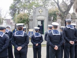 Armada de Chile rindió homenaje en mausoleo de Carmela Carvajal a 91 años de su fallecimiento