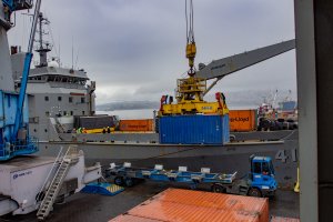 Buque “Aquiles” prepara segundo traslado de materiales de construcción para viviendas en Rapa Nui