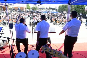 Secretario General de la Armada y Banda Instrumental APOLINAV participan en retreta a establecimientos educacionales