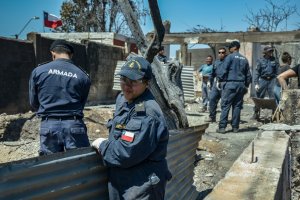 Cadetes, Grumetes y Marineros apoyan remoción de escombros de casas consumidas por los incendios