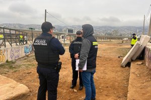 Policía Marítima y Municipio de Valparaíso desalojan ocupantes ilegales en Muelle Barón