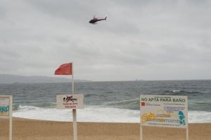 Por cielo, mar y tierra, Armada de Chile continúa con rebusca de niña arrastrada por las olas en Viña del Mar