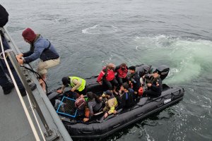 Cuarta Zona Naval rescató a seis personas aisladas desde el sector de “Punta Ballena” al norte de Iquique