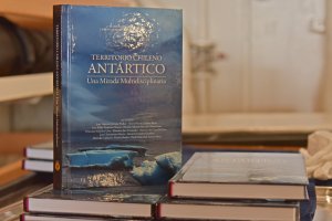 Armada de Chile lanza libro “Territorio chileno antártico: una mirada multidisciplinaria”