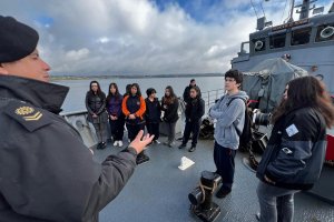 Alumnos del “Instituto del Mar Capitán Williams” visitaron el Patrullero “Contramaestre Micalvi”